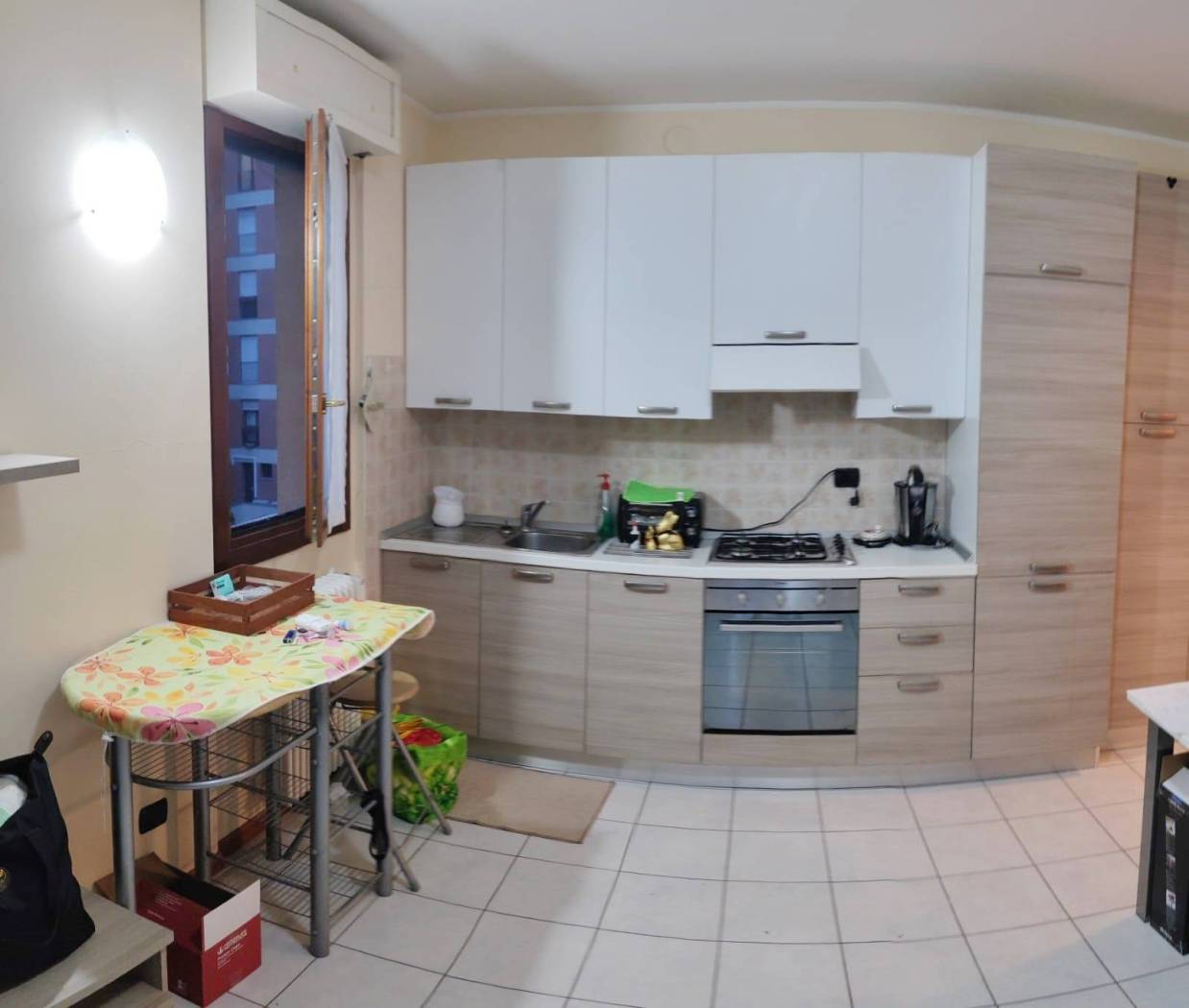 Zona Policlinico – In un contesto tranquillo, su strada a fondo chiuso, proponiamo delizioso e ampio monolocale ben distribuito, situato in una 