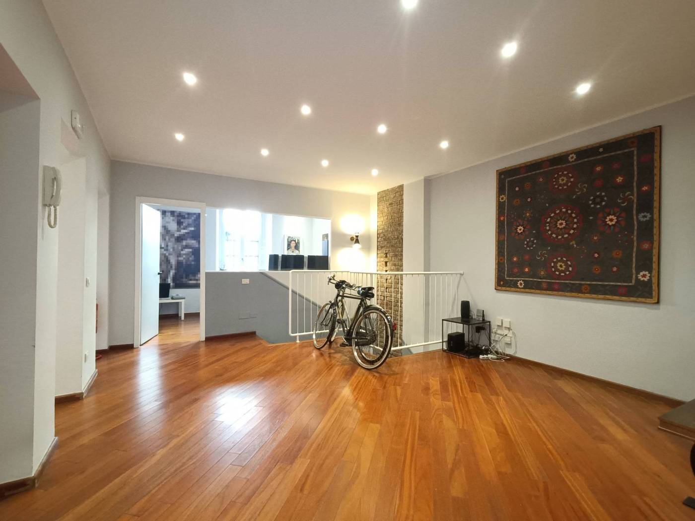 Procaccini/Via Londonio. In contesto d'epoca signorile, situato al piano terra, proponiamo ufficio di 139 mq su due livelli in ottimo stato. 