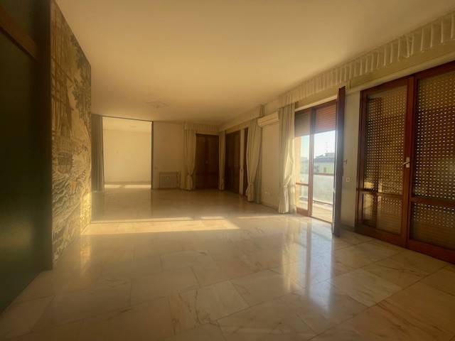 AD.ZE LARGO GARIBALDI. IN CONTESTO SIGNORILE ANNI '70 APPARTAMENTO LUMINOSO E PANORAMICO DI 271 MQ COMM .CA POSTO AL 7° PIANO CON DOPPIO INGRESSO, 