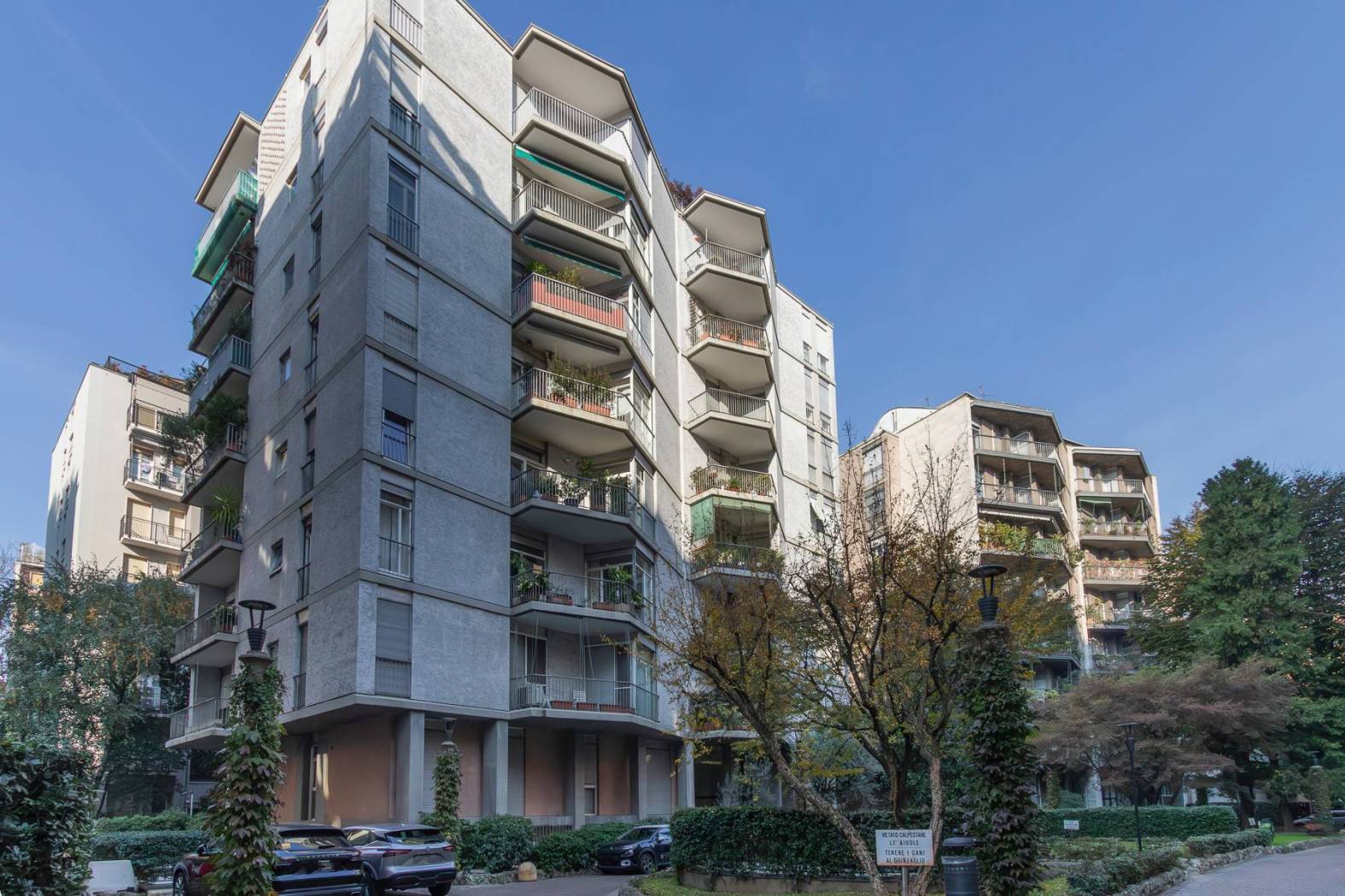 Si affitta un prestigioso attico di recentissima ristrutturazione composto da doppio ingresso, soggiorno con terrazzo, cucina abitabile con adiacente 