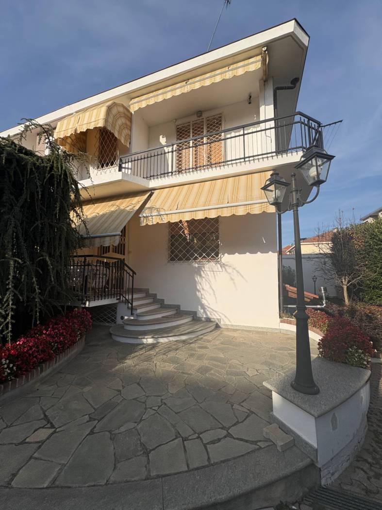 In posizione tranquilla ma comoda a tutti i servizi, immersa nel verde, vendesi porzione di villa bifamiliare disposta su tre livelli. Al piano 