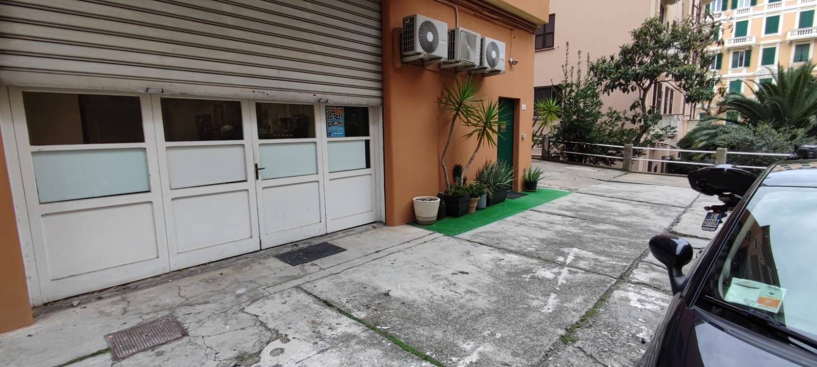 AFFITTASI ALBARO VIA POZZUOLO DEL FRIULI/VIA GIUSEPPE MARIA CRESPI magazzino carrabile di mq 195 catastali con servizio igienico, sono annessi 1/2 