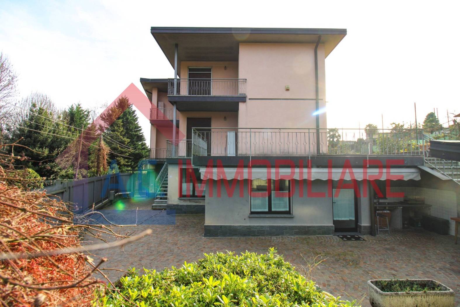 In zona verdeggiante e residenziale situata a due passi dai servizi principali del paese, proponiamo meravigliosa villa bifamigliare che gode di 