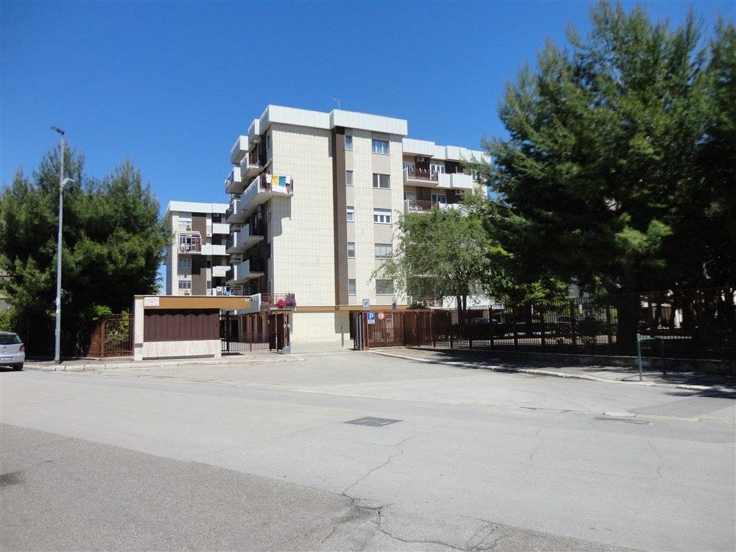 In Via Antonio La Piccirella (zona Stadio), disponiamo di un appartamento ristrutturato e completamente arredato, composto da: ingresso loft open 