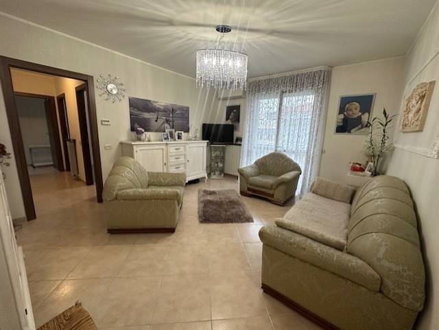 Trecate, nella zona della scuola Don Milani proponiamo in vendita un grazioso trilocale posto al secondo piano di una palazzina senza ascensore. 