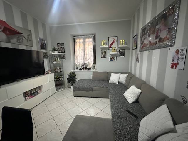 Trecate, in centro proponiamo appartamento al piano terra in un cortile senza spese condominiali. L'appartamento è composto da ingresso nel 