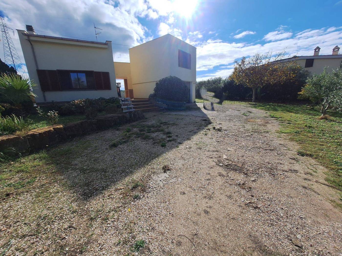 L'Agenzia Immobiliare Tecnoedil, propone in vendita In contesto tranquillo e riservato, proponiamo in vendita una soluzione unifamiliare indipendente 