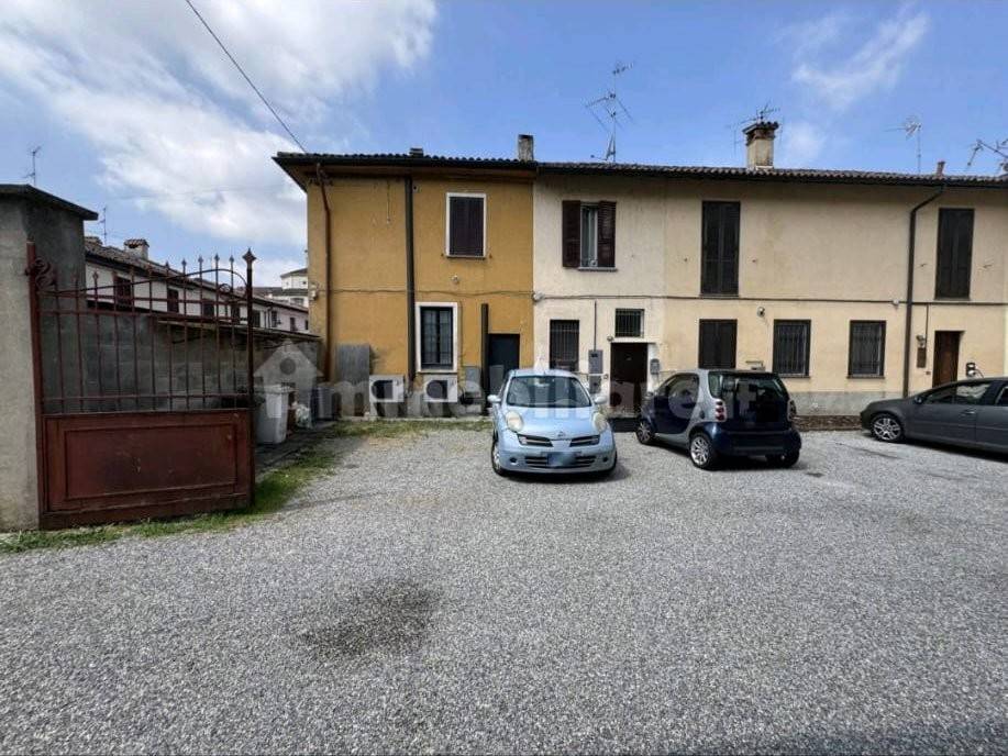 Gorgonzola, a pochi passi dal centro cittadino e 10 minuti a piedi dalla fermata della metropolitana si propone in contesto di corte terracielo 