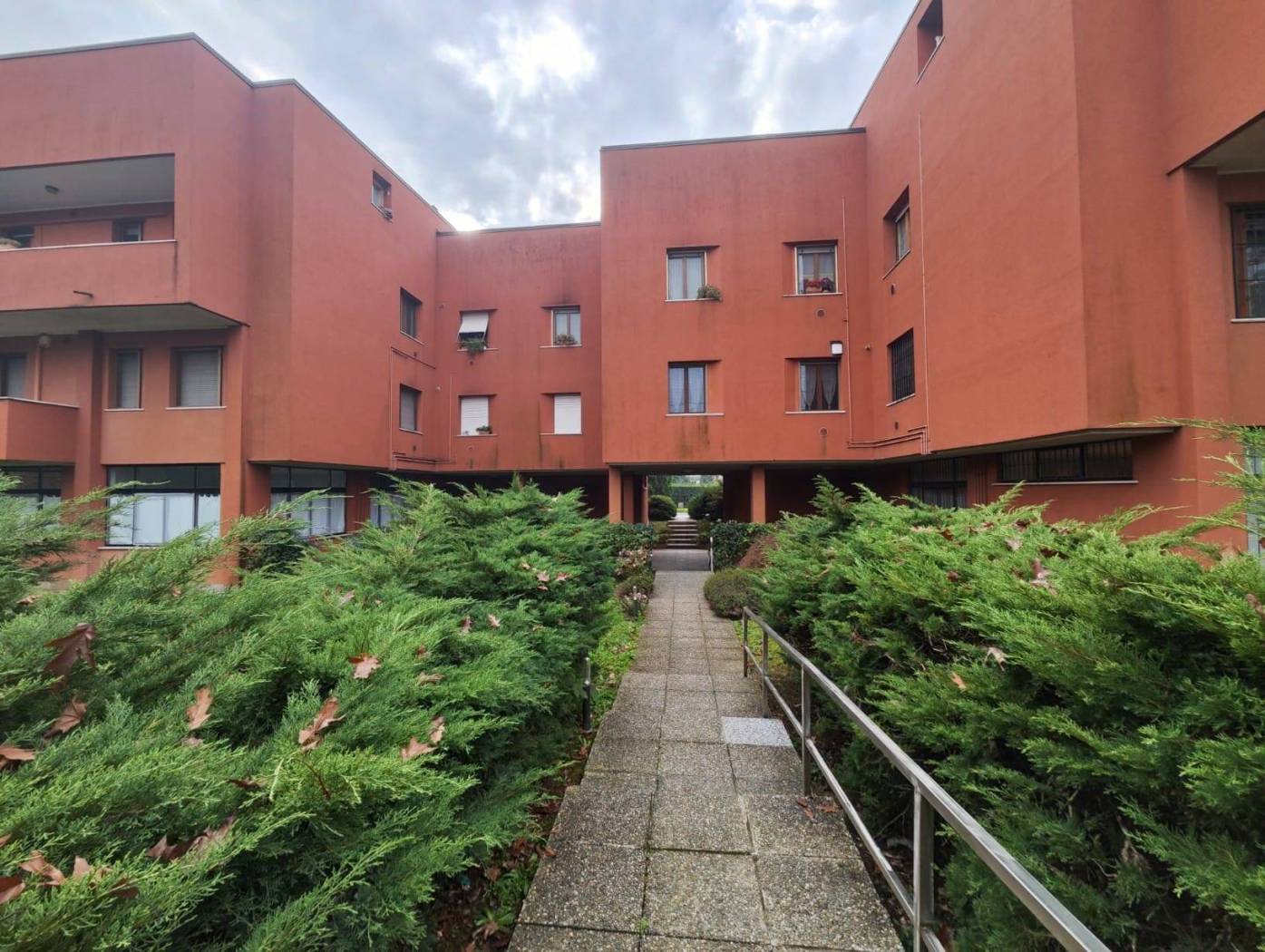 In palazzina situata in posizione strategica, comoda per raggiungere Milano, autostrade e tangenziali, proponiamo bilocale in fase di totale 