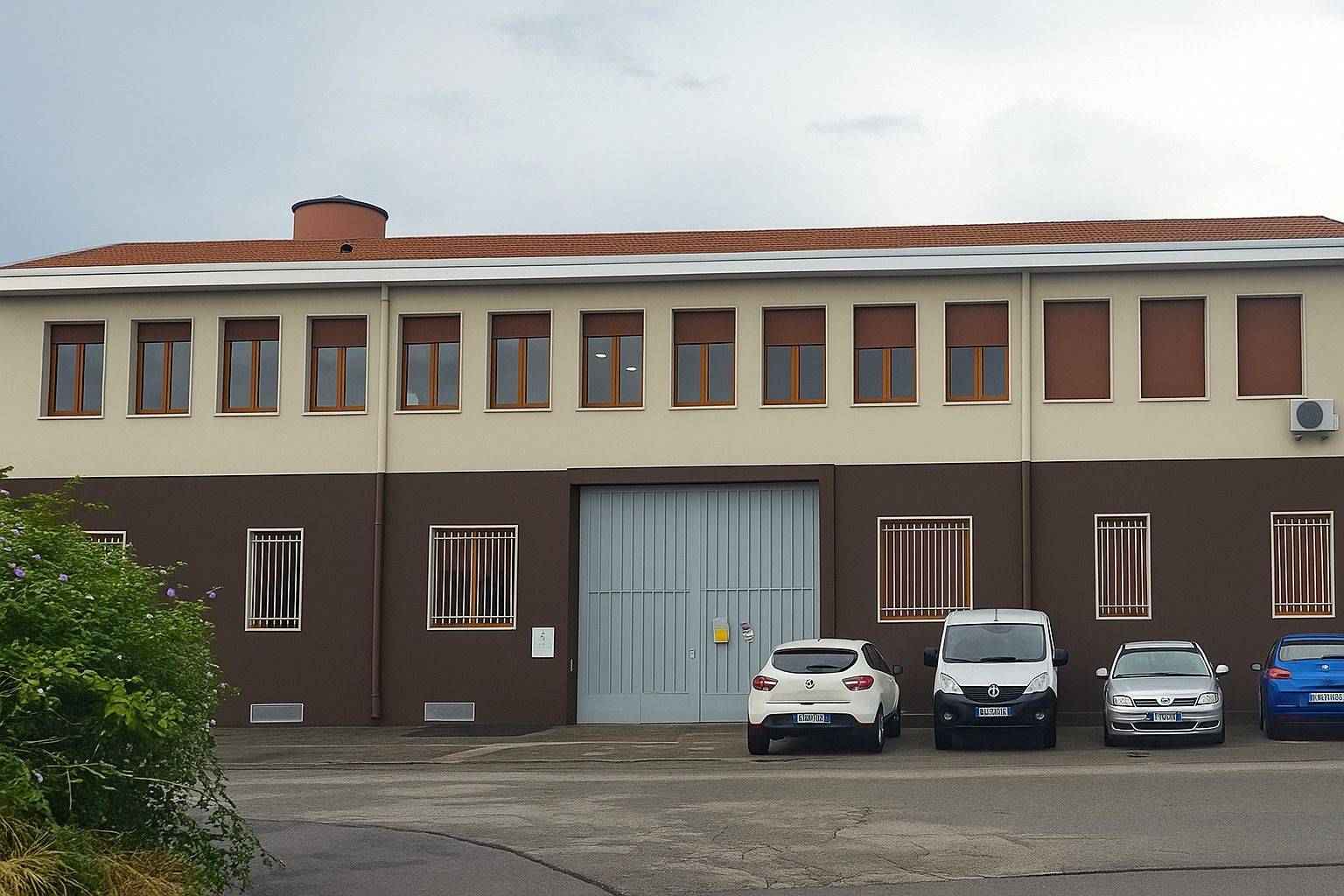 Trezzano sul Naviglio : Proponiamo in vendita capannone industriale con ampio cortile di proprietà e uffici. Dettagli metrature: Capannone di mq 509, 