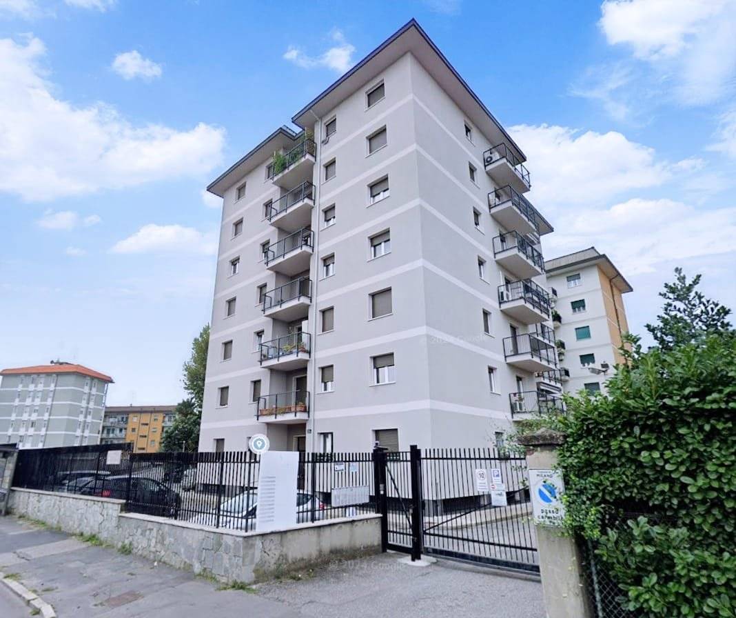 In via Ernesto Breda, in contesto condominiale recentemente riqualificato, proponiamo in vendita un ampio trilocale di 110 mq da personalizzare. 