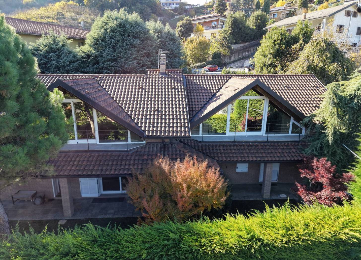 Scopri questa splendida villa, immersa in un giardino lussureggiante e curato, che rappresenta il perfetto equilibrio tra eleganza e funzionalità. 