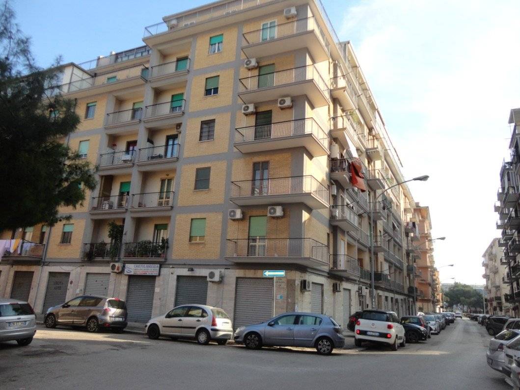 In Via de Amicis disponiamo di un appartamento composto da: ingresso, salone, cucina abitabile, 2 camere da letto, bagno e ripostiglio. Luminoso, ha 