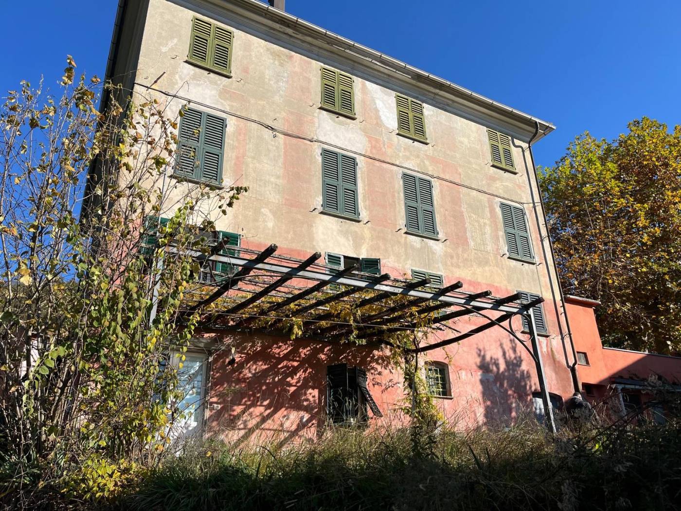 CAMPOMORONE /CESINO SALITA GIOVENTINA APPARTAMENTO con ingresso indipendente su 2 piani in ordine soleggiatissimo nel verde silenziosissino con 