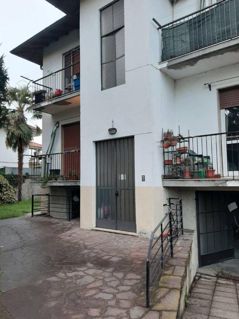 BAREGGIO:Proponiamo a Bareggio in ottima posizione comoda per raggiungere Molino Dorino, ampio bilocale al piano rialzato in palazzina di sole 4 