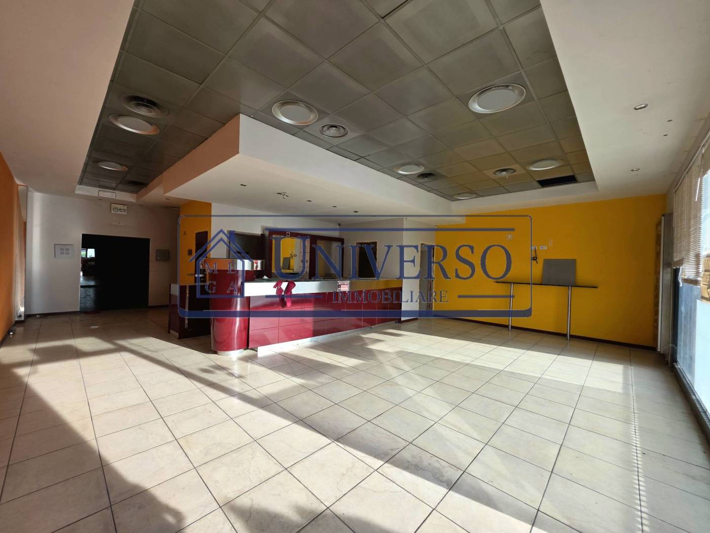 TORRICELLA VERZATE: Piazzale Oltrepó, facilmente visibile in area con spazi commerciali di forte passaggio proponiamo ampio locale uso commerciale 