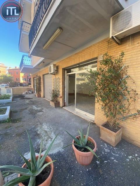 Pineta Sacchetti - E più precisamente in Via Emma Carelli: Negozio di 75 mq ca composto da: Open Space di 70 mq 3 Vetrine 3 posti auto nella corte 