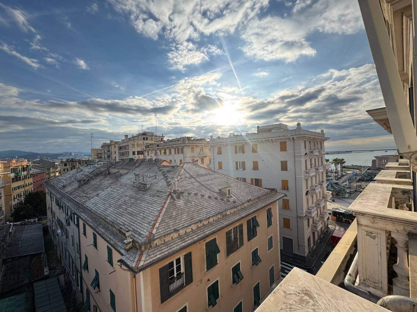**Novità mai stata sul mercato! Mq. 150 vista mare** In uno dei palazzi più belli e prestigiosi del centro di Genova Pegli, situtato in via Opisso a 