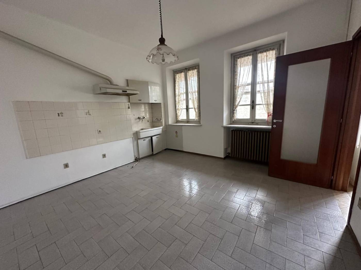 Trecate, vicino al centro proponiamo in vendita questo ampio trilocale senza spese condominiali trasformabile in quattro locali. L'immobile è posto 