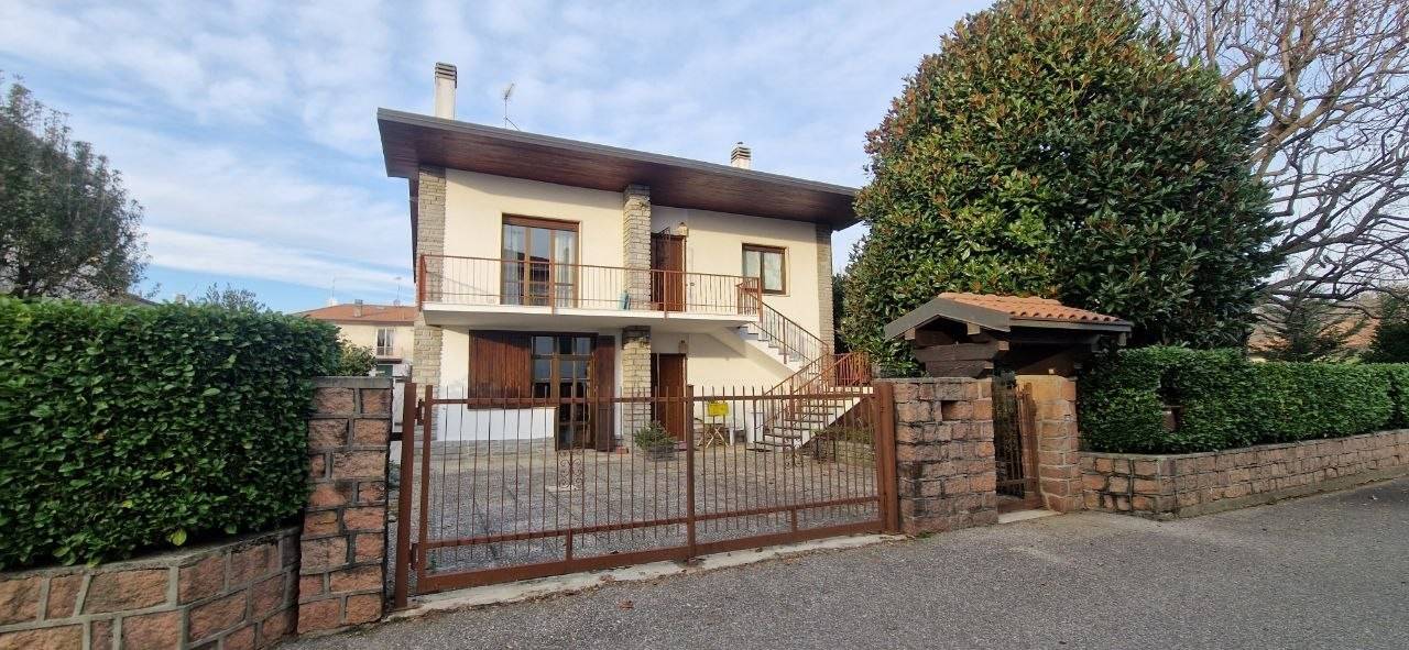 **Villa Bifamiliare in Vendita - Un'Oasi di Tranquillità** Scopri questa splendida villa bifamiliare libera su quattro lati, situata in una zona 
