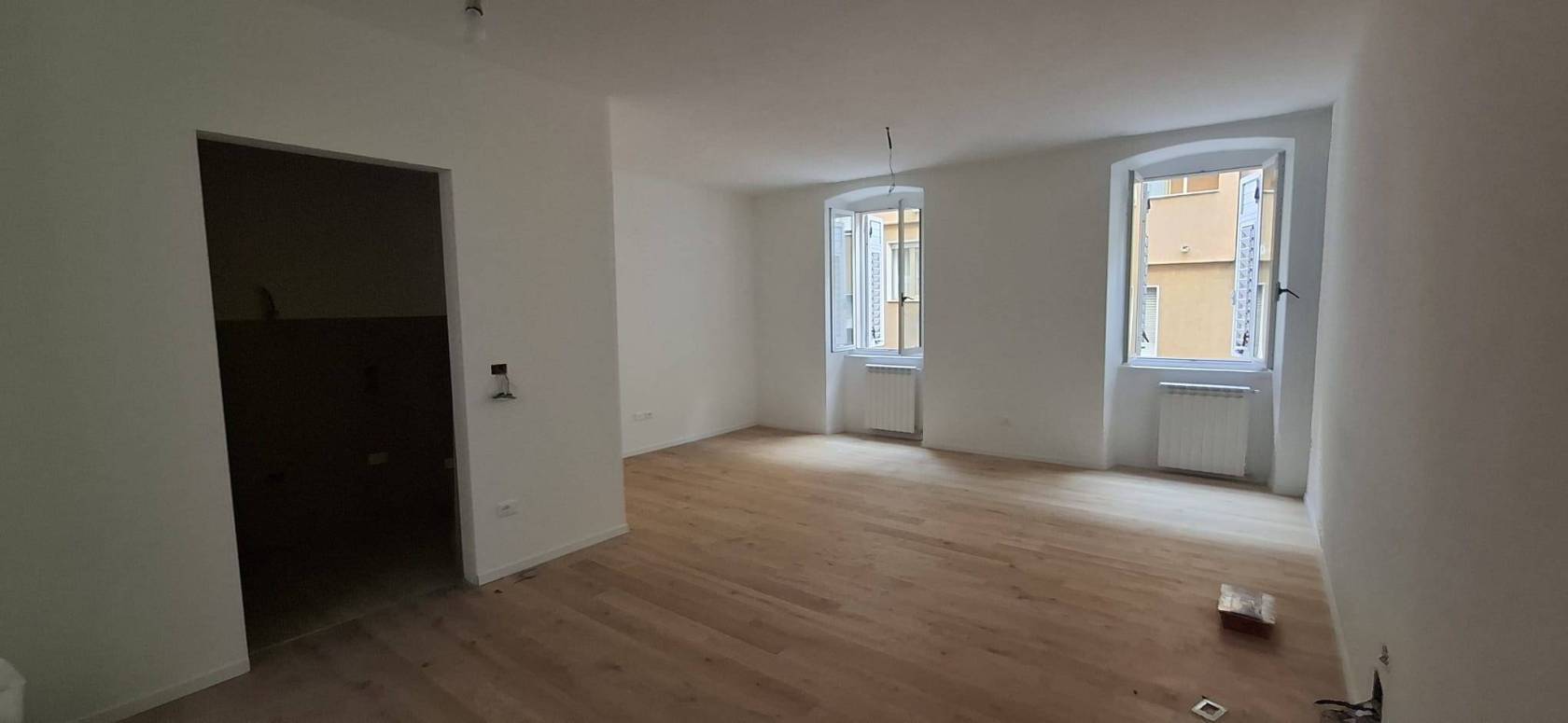 Via Sterpeto appartamento primoingresso salone cucinino camera matrimoniale bagno e ripostiglio. Possibilità realizzo seconda stanza. Riscaldamento 