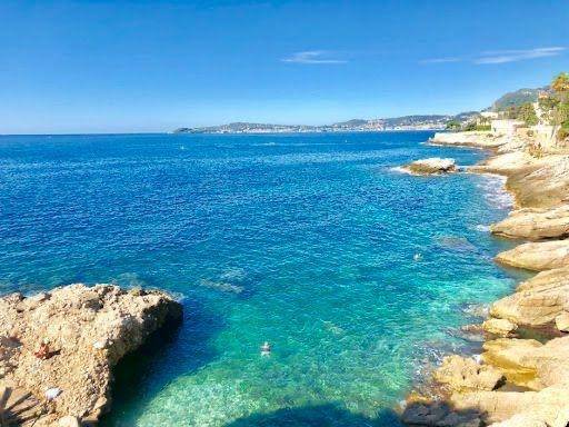 Costa Azzurra Eccezionale proprietà fronte mare con piscina e accesso diretto al mare. Completamente ristrutturata, si trova a soli 5 minuti di auto 