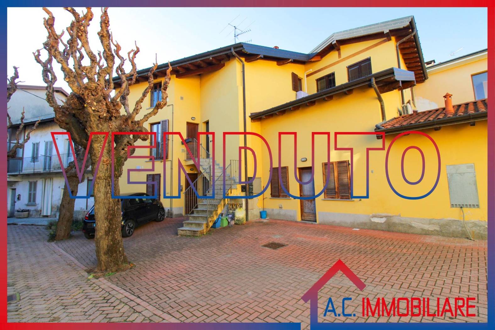 Nel centro di Ternate a pochi passi dai servizi principali all'interno di un contesto curato senza spese comuni, proponiamo luminosa mansarda 