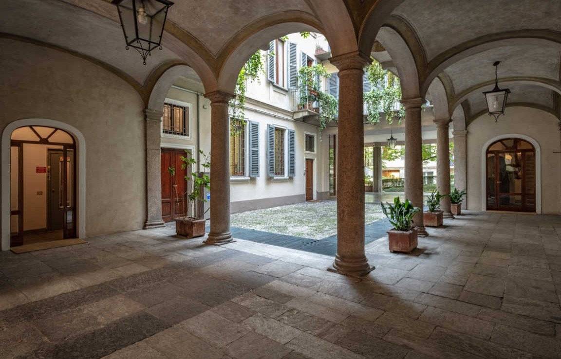 Cinque Vie/Via Morigi. In contesto storico con corte del 700', al primo piano proponiamo elegante ufficio di 185 mq ristrutturato con stucchi e 