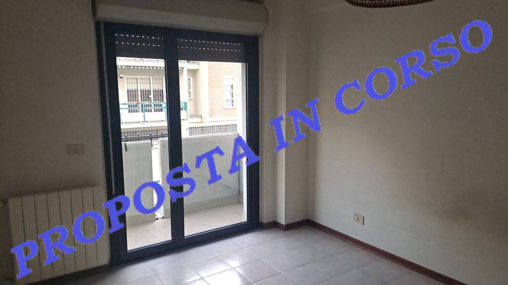 Casal Brunori, proponiamo in vendita un ampio bilocale posto al primo piano di una palazzina in via Carmelo Maestrini. L'appartamento ha doppia 