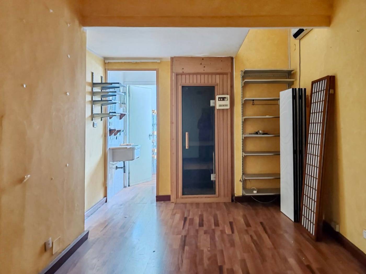 Nel cuore di Borgoratti proponiamo in vendita un pratico e versatile ufficio situato al primo piano di un elegante palazzo del 1968 dotato di 