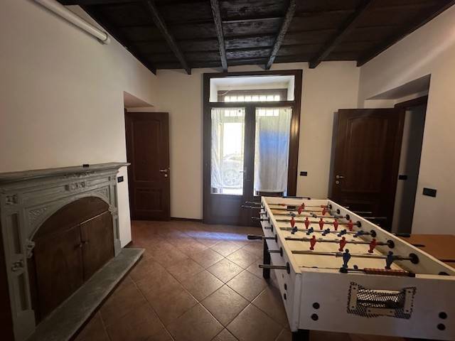 Cerano, in centro ed in contesto di corte proponiamo un casa semi indipendente plurifamiliare disposta su tre livelli. Al piano terra troviamo un 