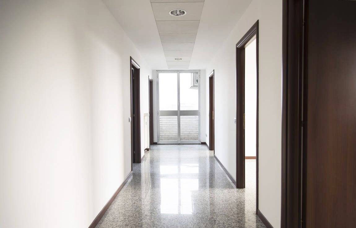 Maciachini/Via Valassina. In contesto signorile anni 60' al 5° piano, proponiamo ottimo ufficio di 120 mq ristrutturato con doppia esposizione, 