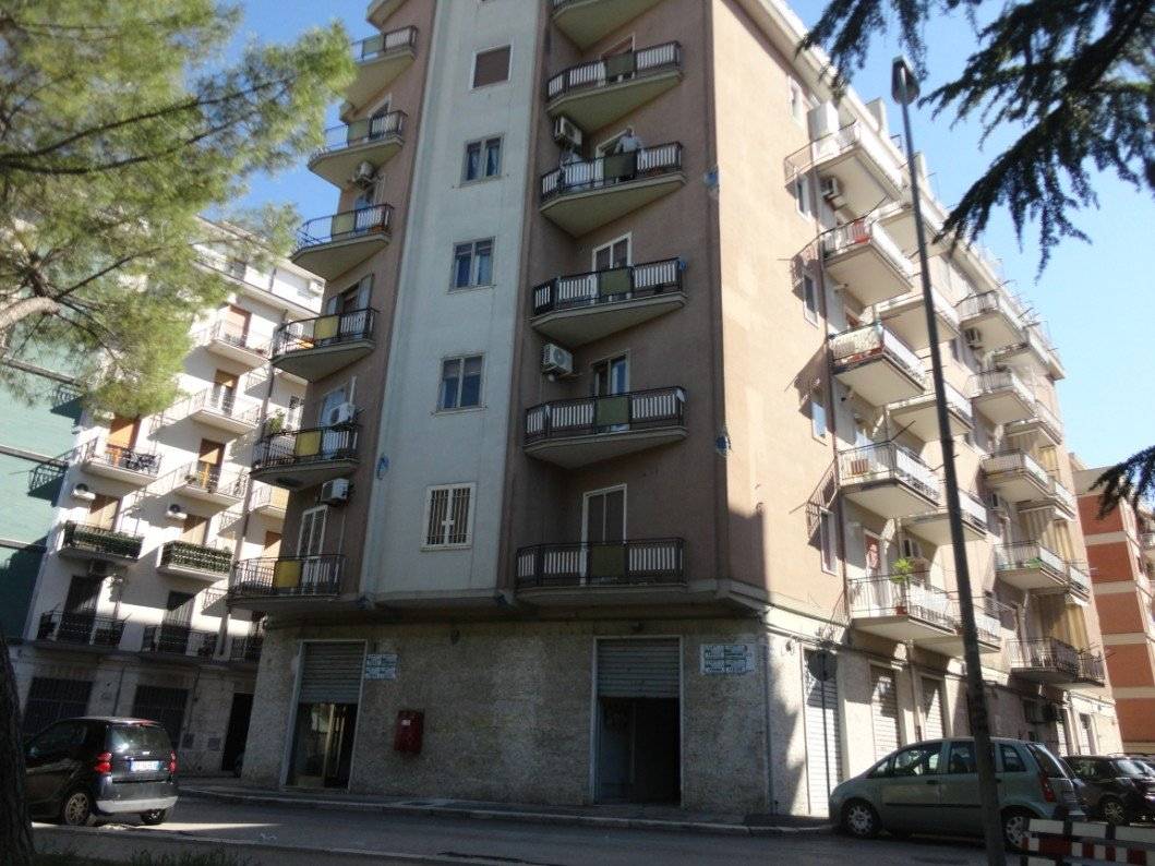 In Via Gaetano Salvemini (zona San Ciro), disponiamo di un pianoterra di 106 mq c.a., composto da un due ambienti separati con doppio servizio. L 