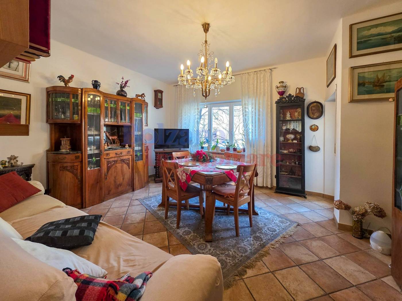 L' appartamento si trova, al primo piano senza ascensore, all'interno di una piccola palazzina signorile di sole 5 unità abitative. Un contesto 