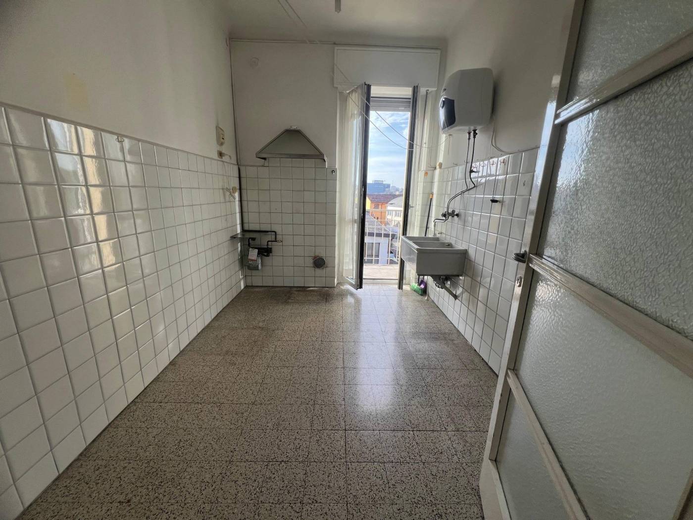 Milano, in via Triboniano 17, Zona Certosa, a pochi passi dalla stazione Certosa, proponiamo un bilocale da ristrutturare situato al secondo e ultimo 