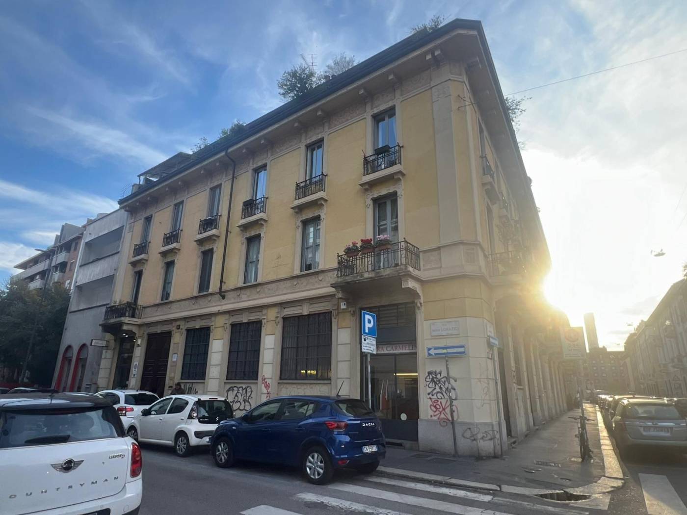 Milano, in via Paolo Lomazzo 55, nel cuore della zona Paolo Sarpi, proponiamo un bilocale da ristrutturare situato all'ultimo piano di uno stabile 