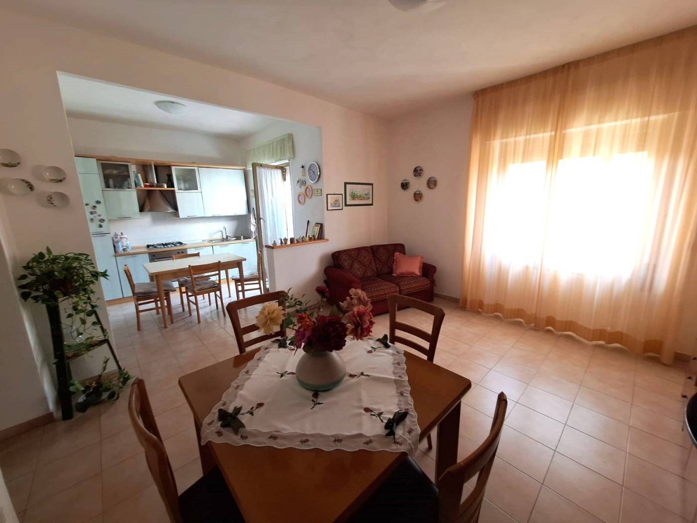 L'Agenzia Immobiliare Tecnoedil, propone in vendita un luminoso appartamento in Via Benci e Gatti, situato in una zona tranquilla e ben servita da 