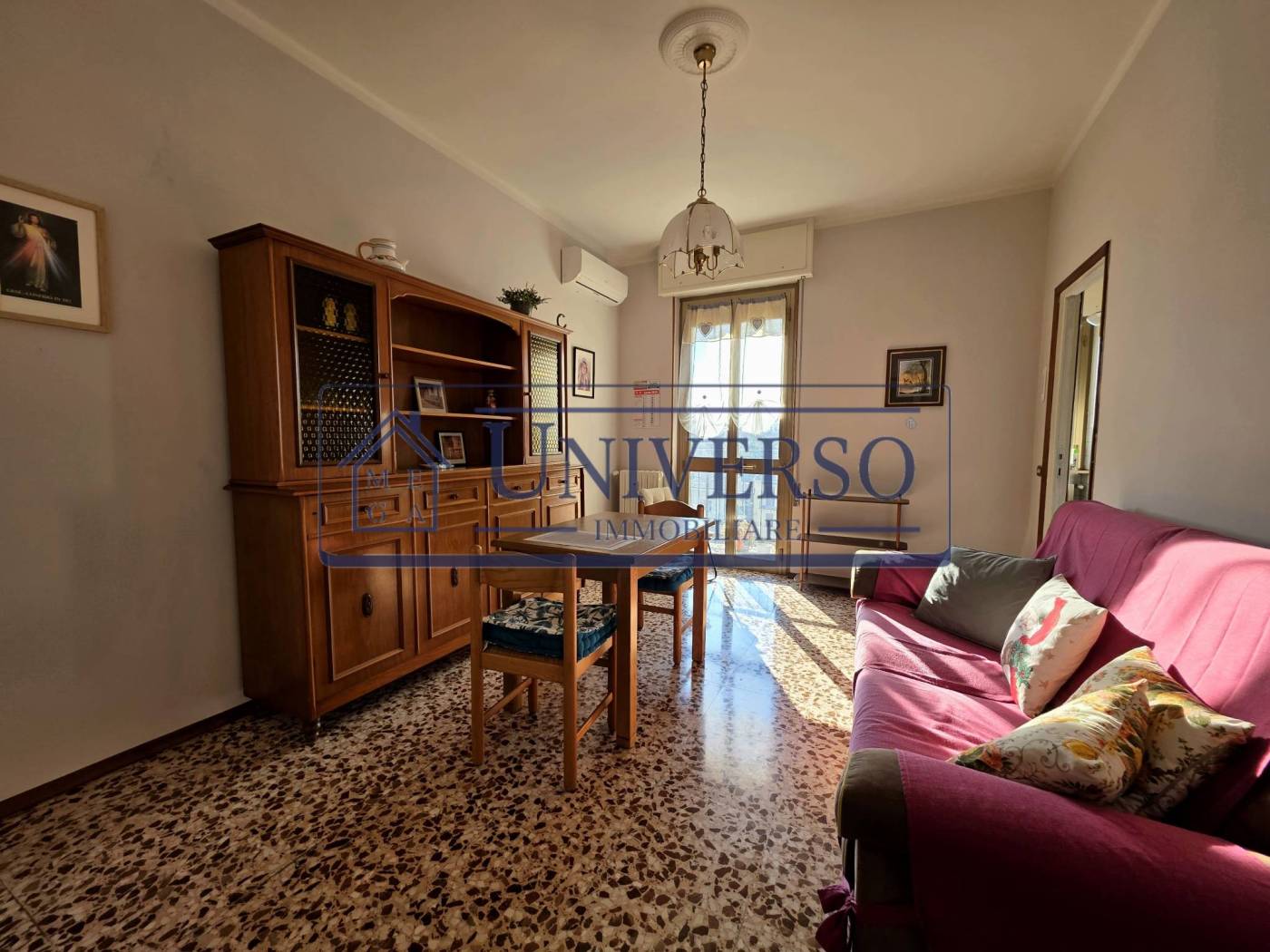 VOGHERA: Sei alla ricerca di un trilocale ampio, luminoso, ammobiliato e libero subito? In Via Zanardi Bonfiglio in stabile anni '60 con ascensore, 