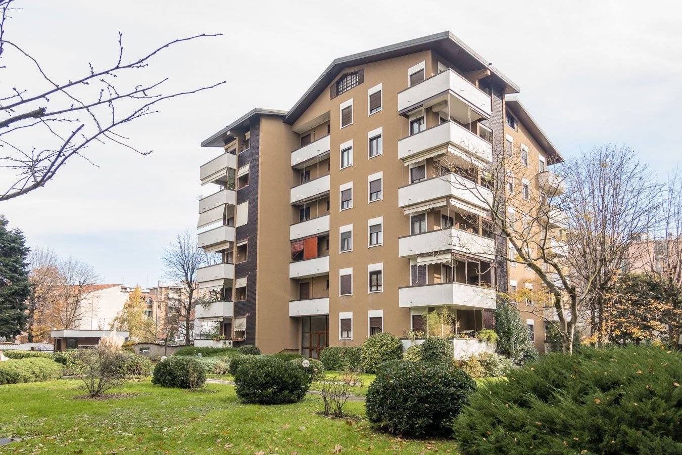 Al confine con Cinisello Balsamo, nel comune di Sesto S.G., via Corridoni 209 Esclusivo contesto signorile! In un contesto residenziale di alto 