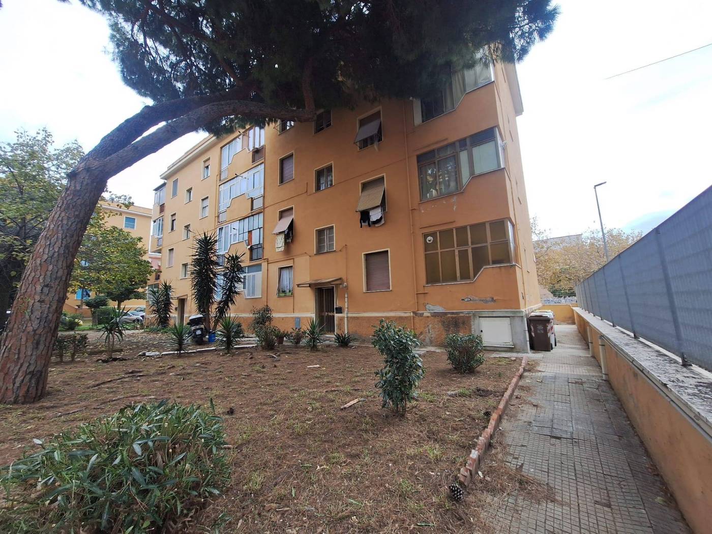 L'AGENZIA IMMOBILIARE TECNOEDIL, propone in vendita un appartamento ristrutturato situato in zona centrale e tranquilla, in Via Apollodoro, posto al 