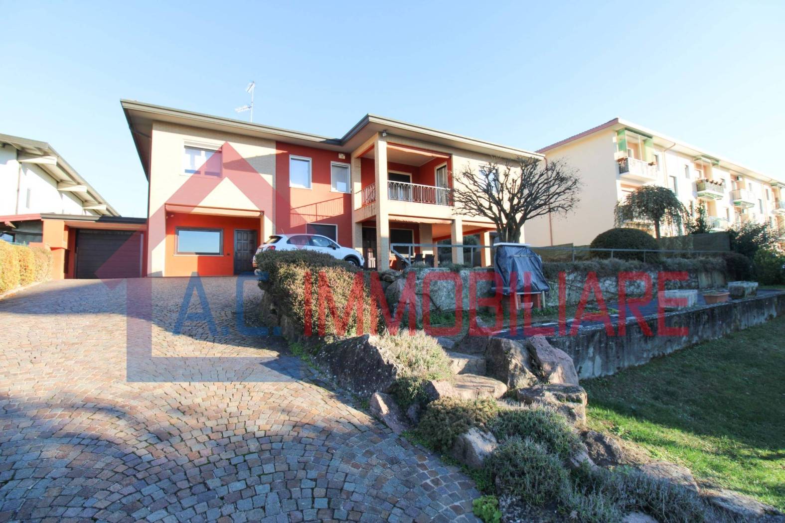 In una zona tranquilla e riservata di Sesto Calende proponiamo in vendita una villa singola immersa in un ampio giardino privato di circa 2.000 metri 