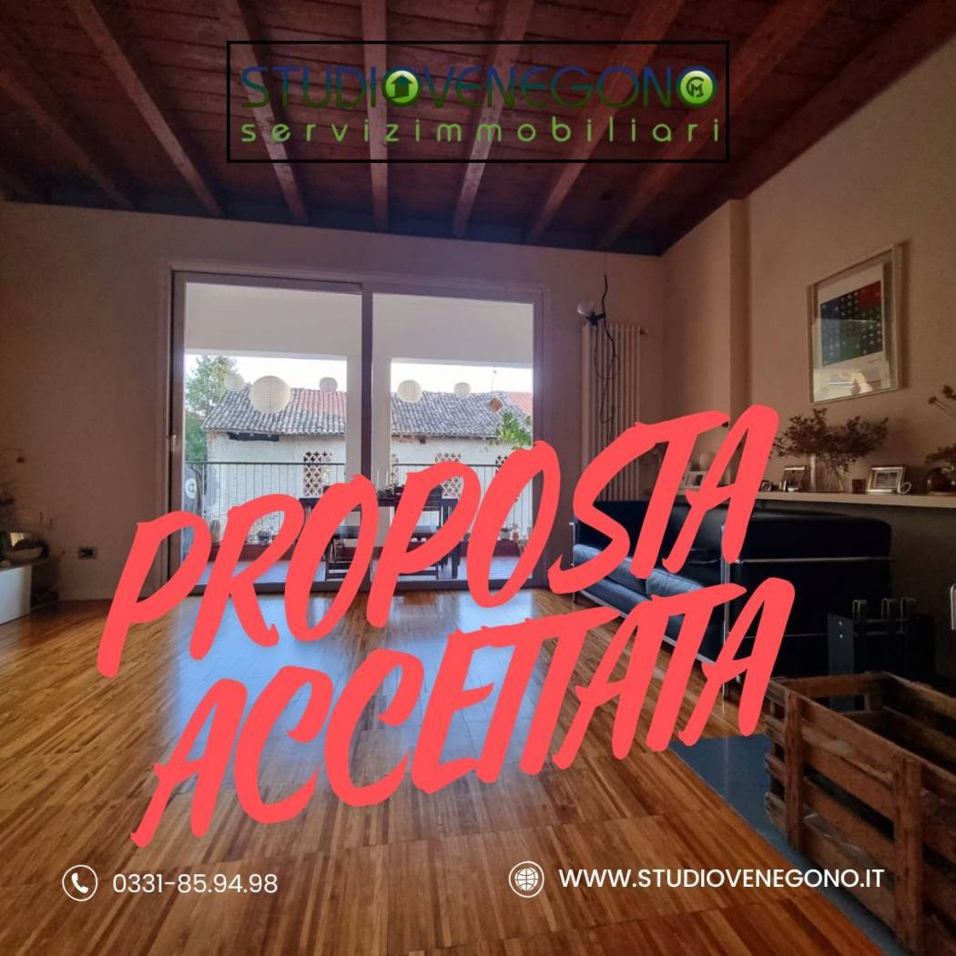 Nel centro di Venegono Superiore, a pochi passi dall'atmosfera tranquilla di Santa Maria e dagli spazi verdi del Parco Pratone, proponiamo questo 