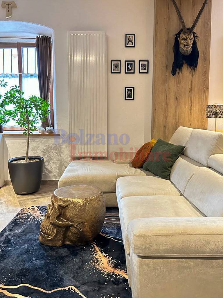 In una posizione strategica di Caldaro, nella tranquilla Via Gungalan, proponiamo in vendita un luminoso appartamento al piano terra di 66 mq, 