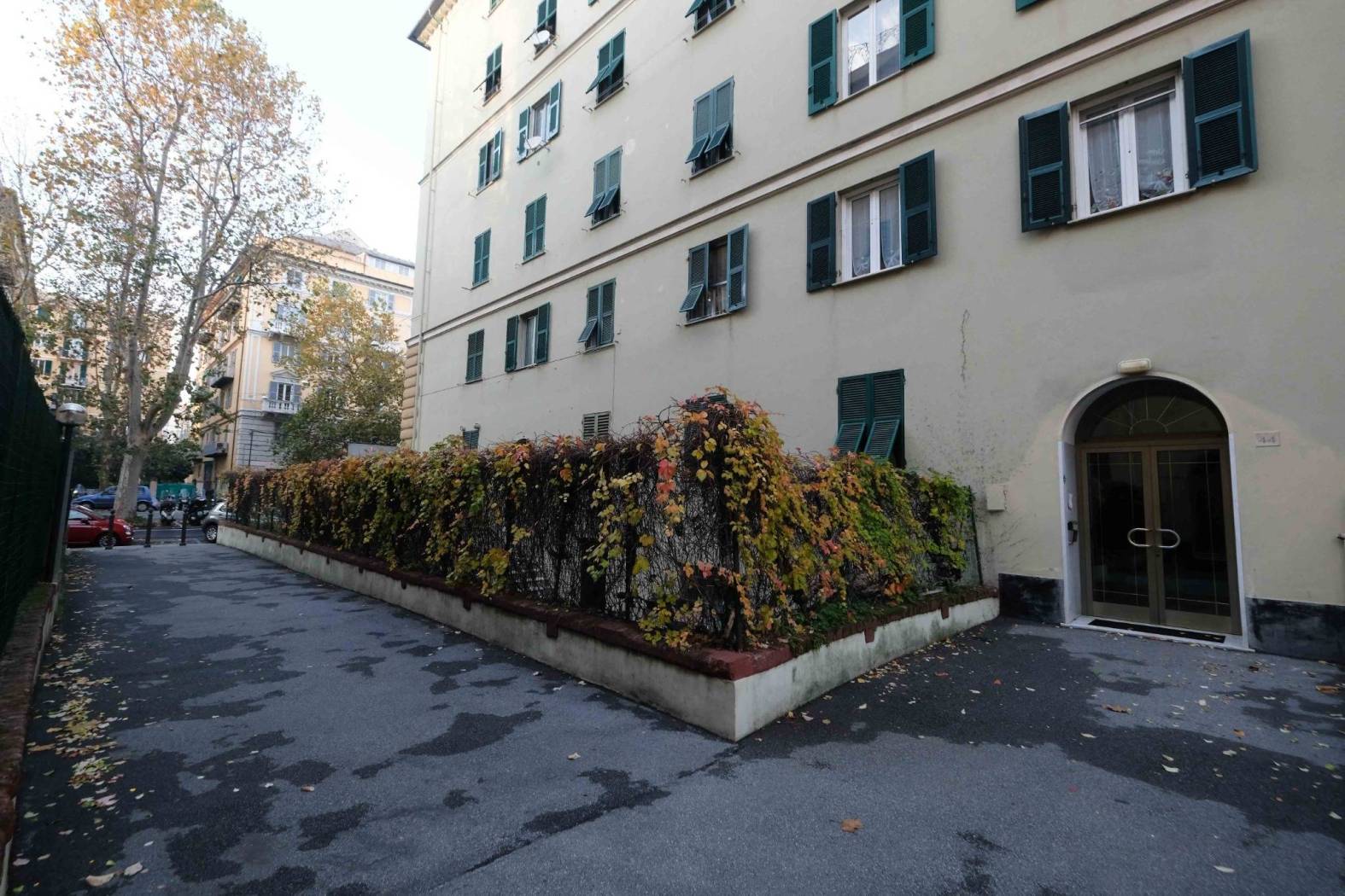 FOCE CORSO TORINO ANGOLO VIA BARABINO in palazzo signorile com tetto facciata e scale in buono stato vendiamo appartamento posto al 3° piano con 