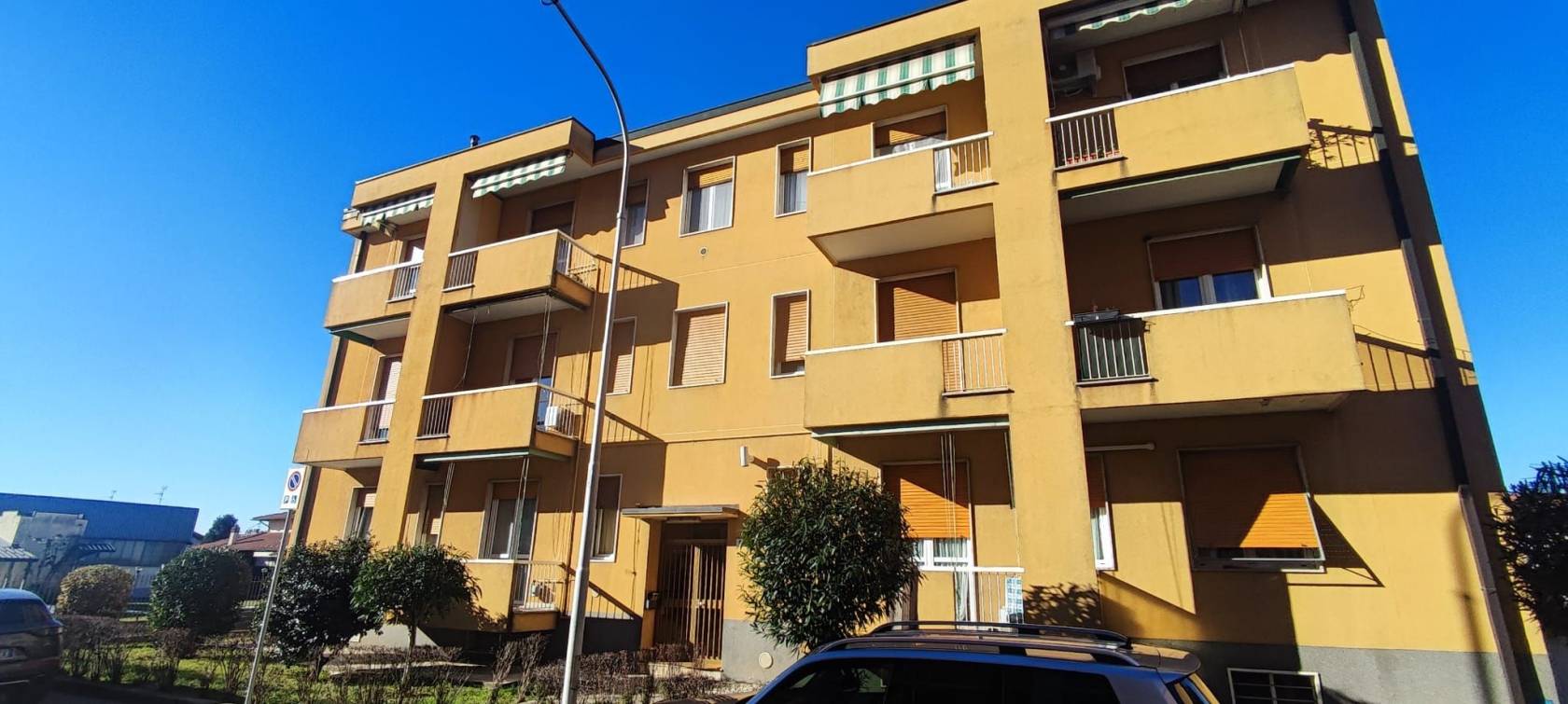 Bernareggio - In una graziosa palazzina degli anni '70 composta da sole 10 unità abitative, proponiamo in vendita un luminoso bilocale con balcone, 