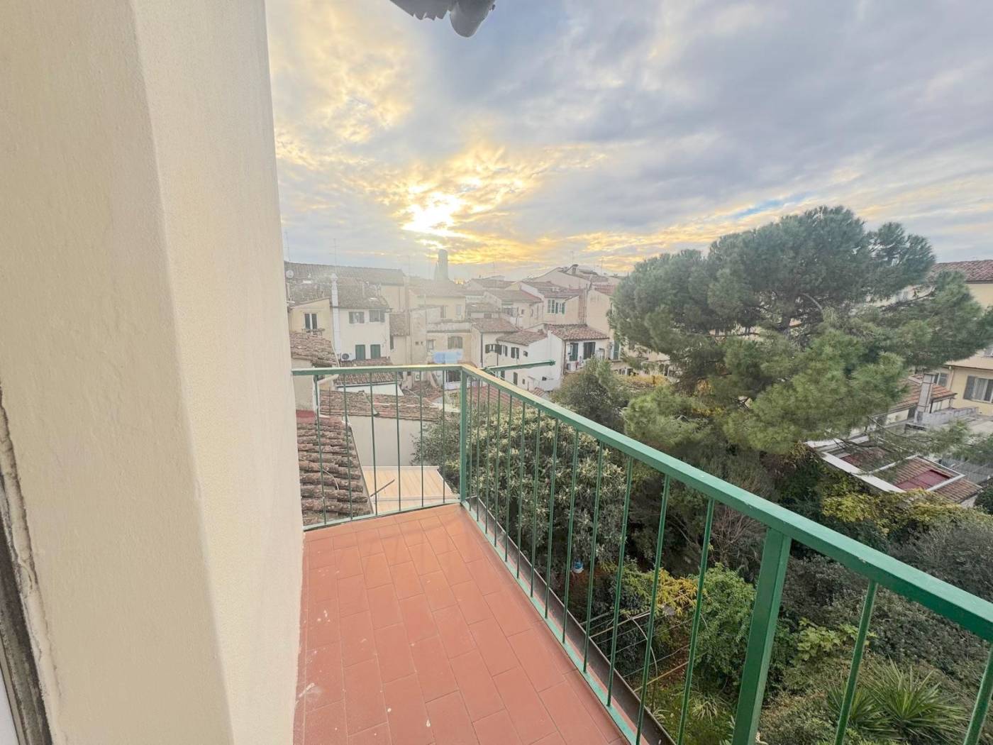 AF000GOZA - FLORENCE - SAN LORENZO - top floor - balcony - small building - 4 rooms Eu. 1.200, 00 SAN ZANOBI - FREE - Central, we rent a functional 