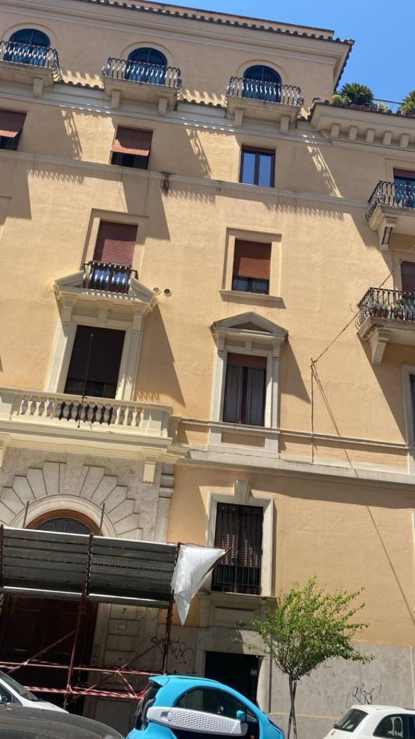 In prestigiosa palazzina anni '30 con servizio di portineria, appena restaurata, in studio di commercialisti ubicato nel cuore dei Parioli, 