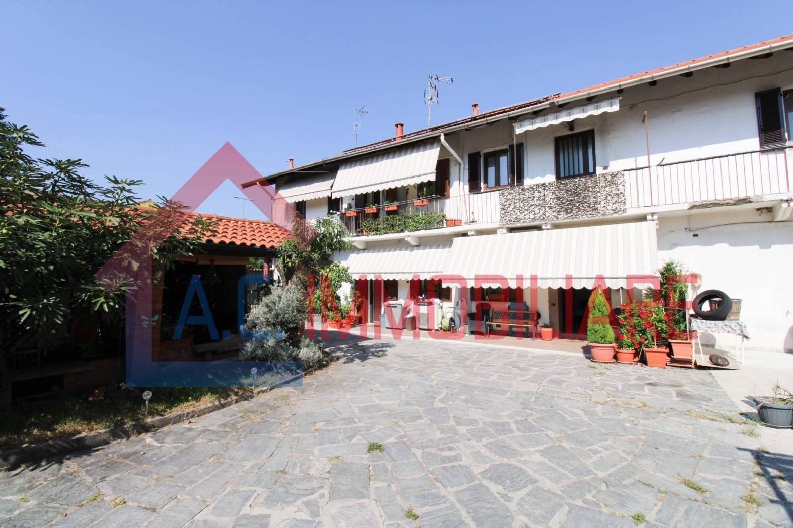 In zona semicentrale del paese , nelle vicinanze di tutti i servizi principali proponiamo in curata corte appartamento disposto su due livelli. Il 