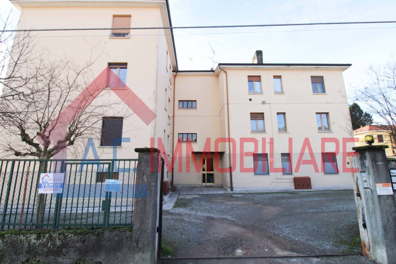 All'interno di un condominio tranquillo e composto da poche famiglie, proponiamo in vendita un appartamento situato al primo piano. L'ingresso si 