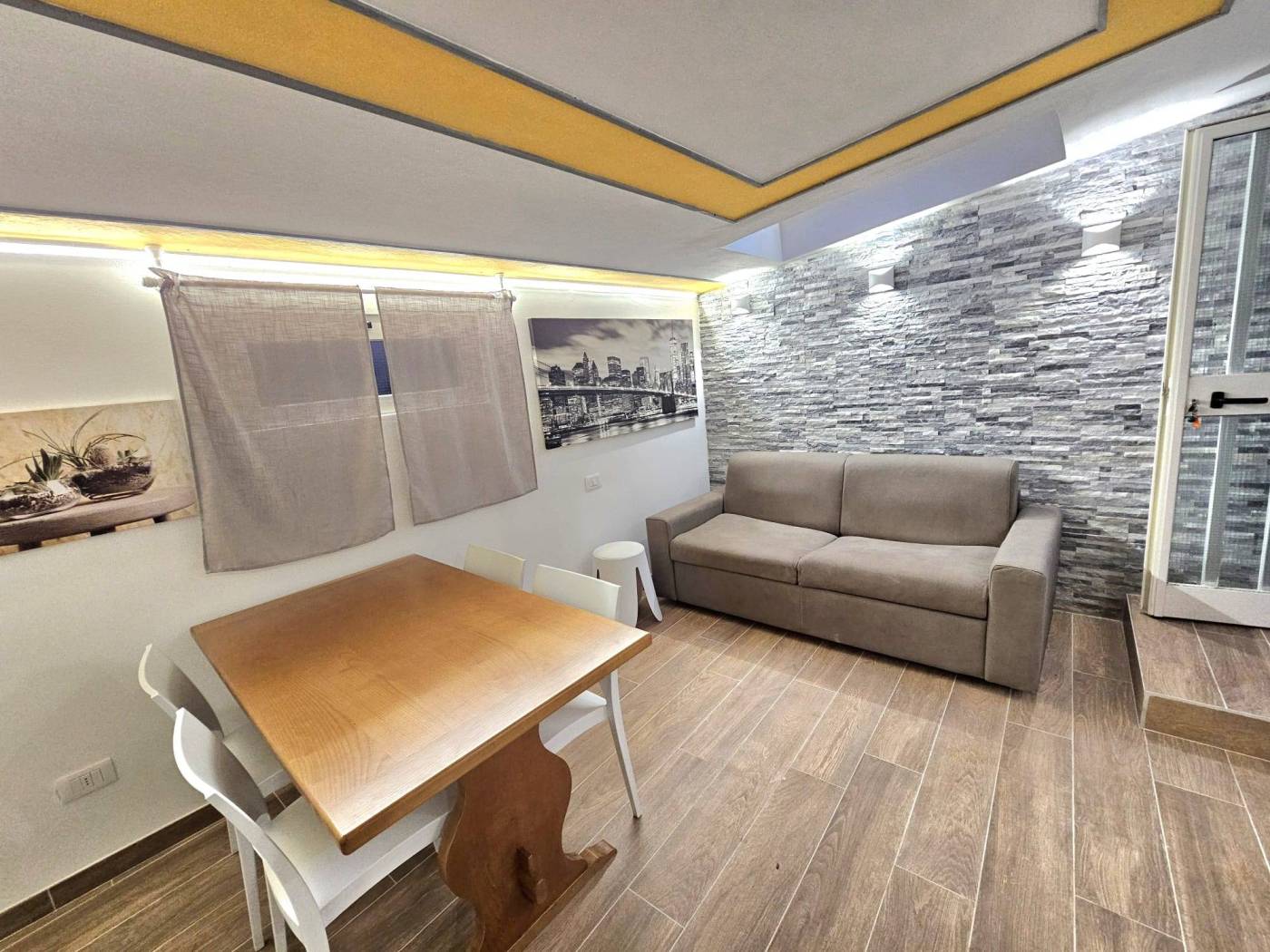 CASTELLANZA : IN CENTRO PAESE IN ZONA BEN SERVITA ANCHE PER L'UNIVERSITA' AFFITTASI MONOLOCALE RISTRUTTURATO E FINEMENTE ARREDATO IN CONTESTO 